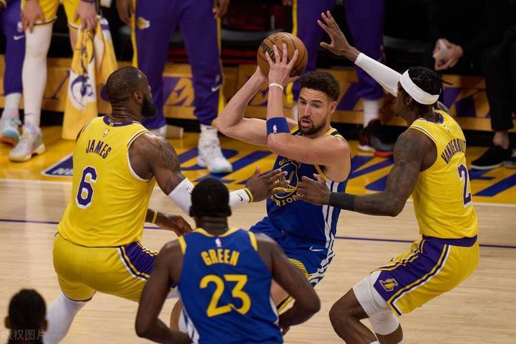 关键时刻CBA常规赛焦点战；洛杉矶湖人单刀错失；更衣室稳定；赛程密集仍需轮换的简单介绍