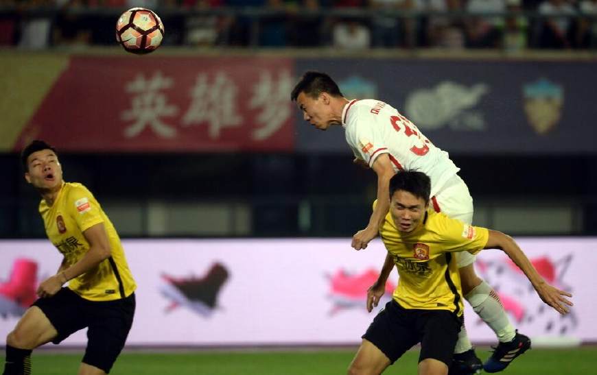 九游体育官网-包含辽宁本钢训练开放日，清晨队长鼓劲引欢呼，中超在即，更衣室氛围转暖的词条