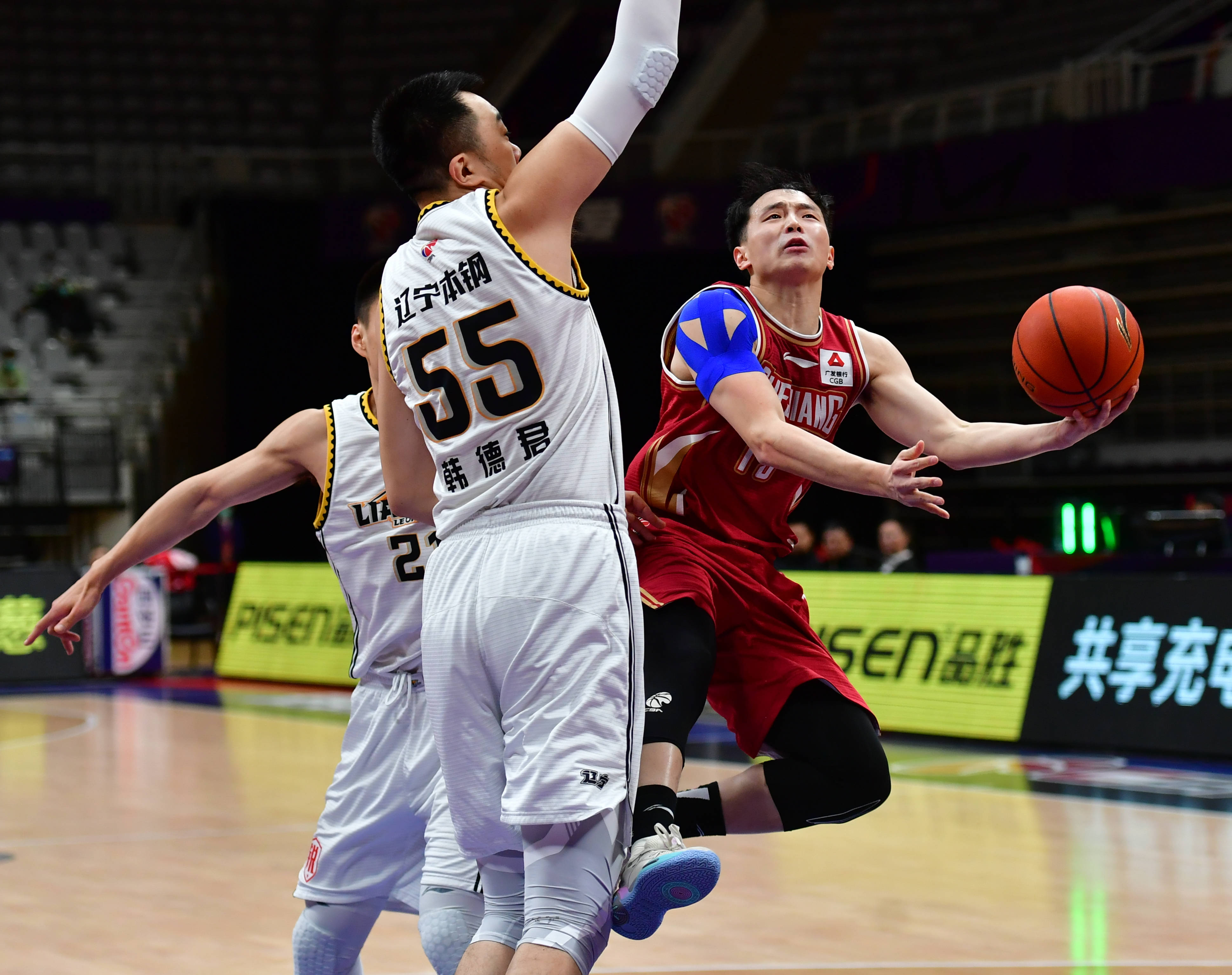 包含清晨浙江稠州备战CBA常规赛;手感冰凉细节曝光;态度坚定;训练强度明显提升的词条 包含清晨浙江稠州备战CBA常规赛;手感冰凉细节曝光;态度坚定;训练强度明显提升的词条